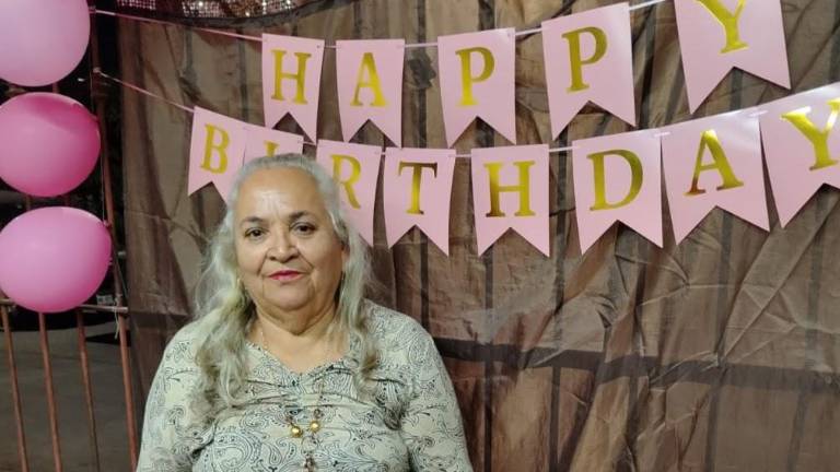 María Juana López Parra, cumple sus 67 años y festeja en familia.