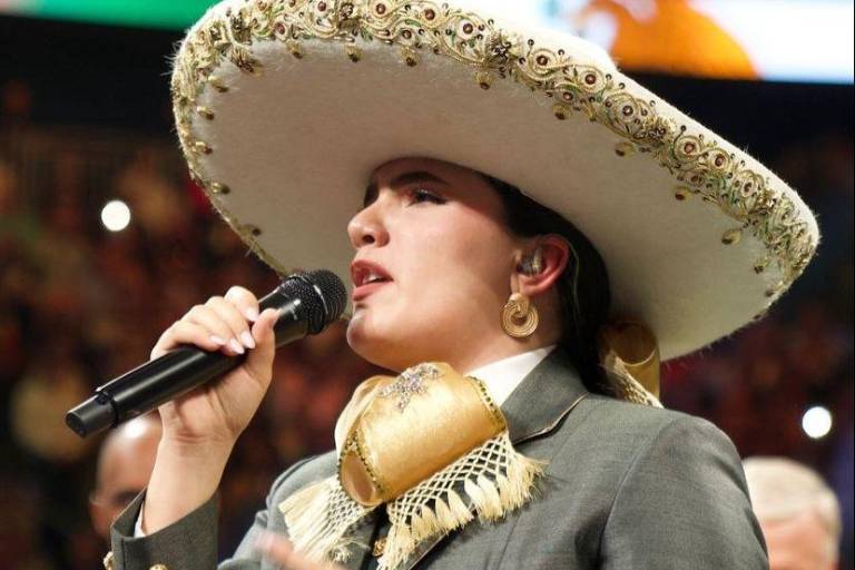 Camila Fernández se equivoca al cantar el Himno Mexicano