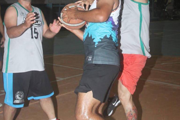 Chavorrucos empareja su serie ante Dober Punisher, en el baloncesto de Casa Hogar