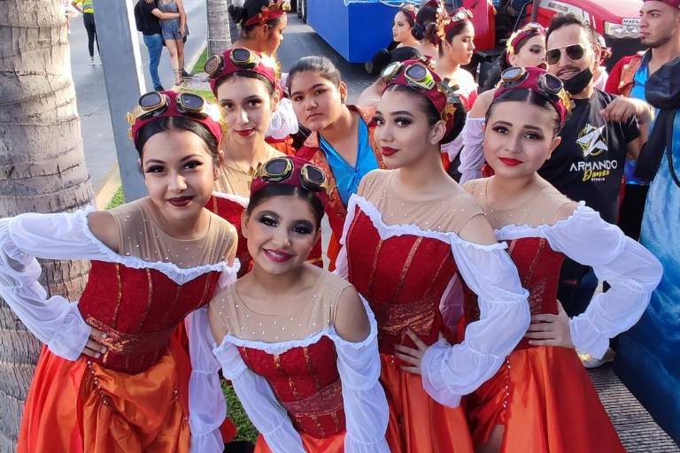 Sorprenden carros alegóricos carnavaleros a vacacionista de Semana Santa