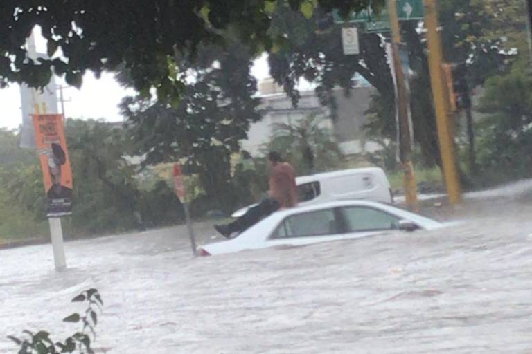 Lluvia torrencial en Culiacán provoca daños: hay autos arrastrados y personas varadas