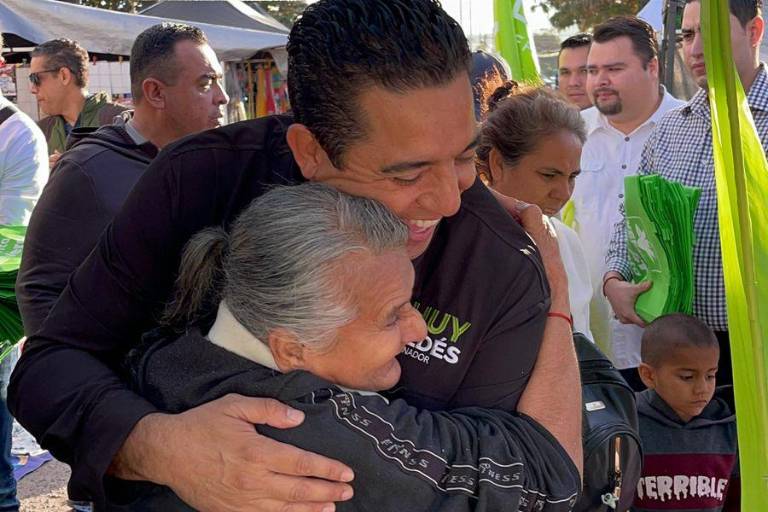 Realiza Chuy Valdés recorrido por tianguis Los Huizaches continuando su campaña electoral