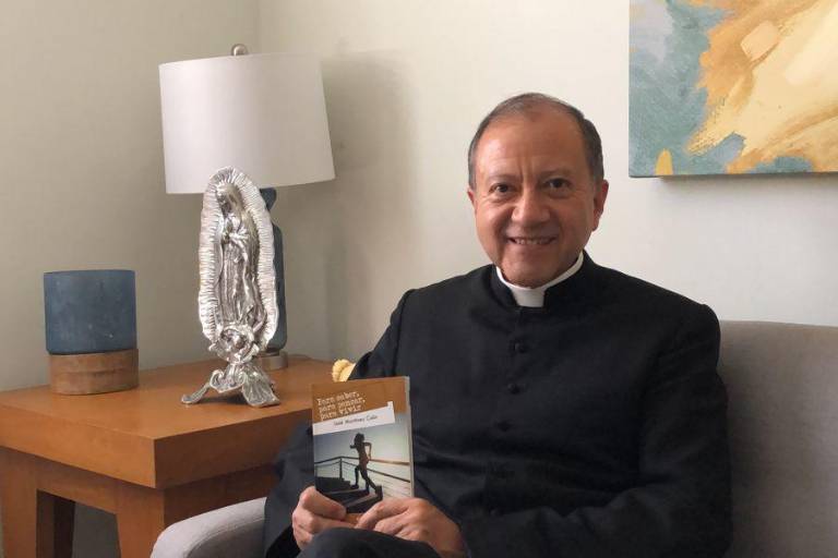 Escribir es contribuir con la sociedad, asegura el Padre José Martínez Colín
