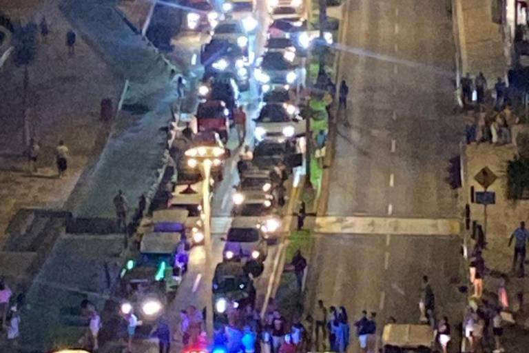 Huéspedes de hotel bloquean la Avenida del Mar por falta de luz