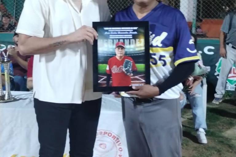 Reconocen a Juan Carlos Hernández en Liga Meseros al Bat