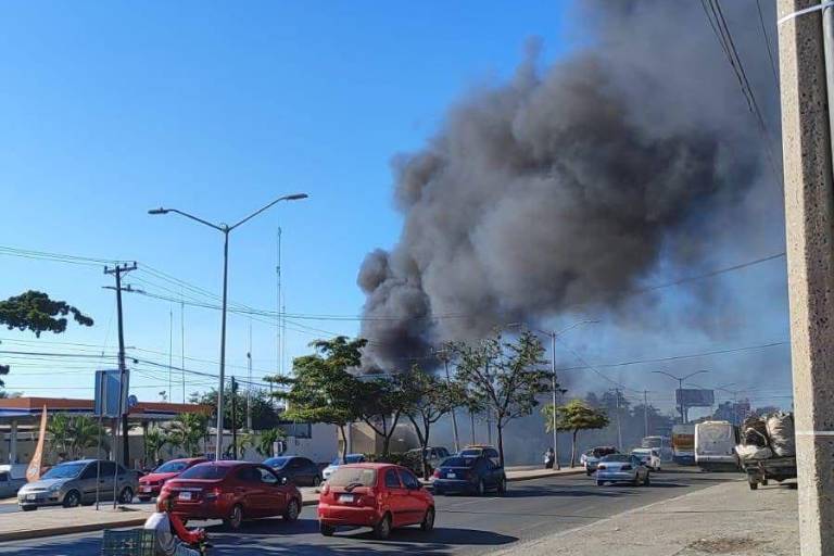 Quema de basura se convierte en incendio cerca de una gasera en Mazatlán; reportan 25 motos dañadas