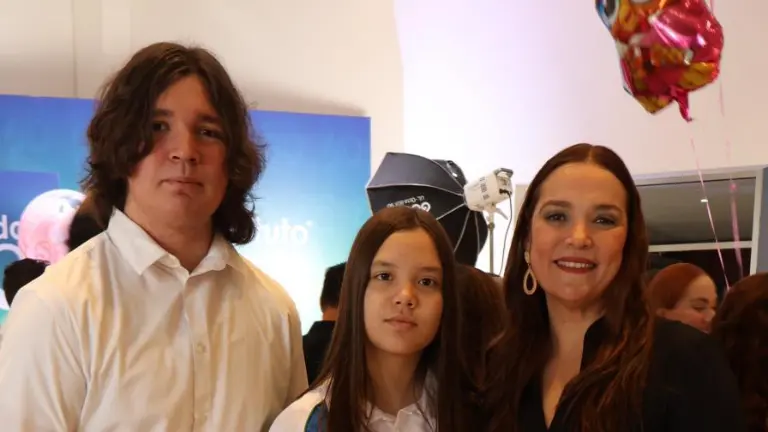 Disfrutan de su graduación, los alumnos de primaria del Instituto Senda