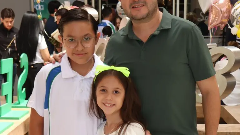 Disfrutan de su graduación, los alumnos de primaria del Instituto Senda