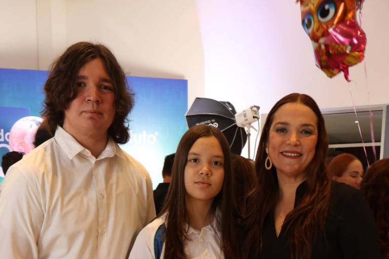 Disfrutan de su graduación, los alumnos de primaria del Instituto Senda