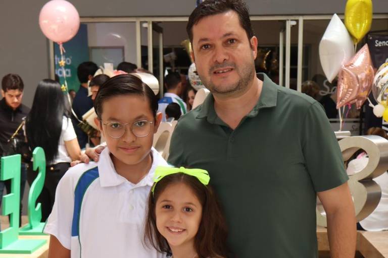 Disfrutan de su graduación, los alumnos de primaria del Instituto Senda