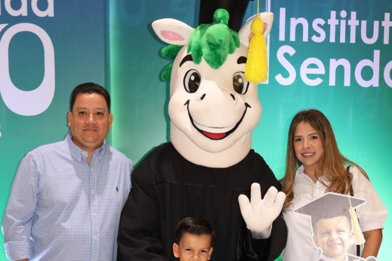 Celebran su graduación los pequeños de preescolar del Instituto Senda