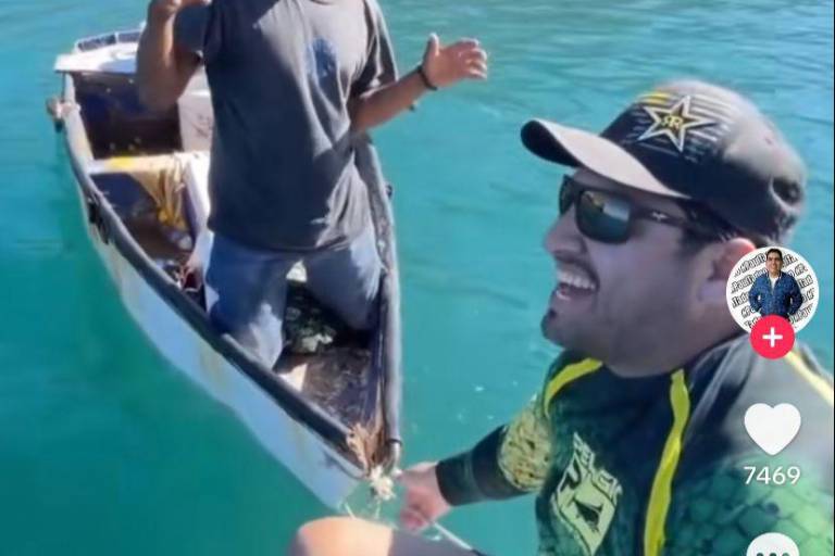 Come Julión Álvarez almejas fiadas en el mar de Guaymas; las paga al siguiente día