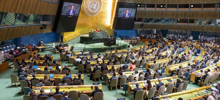 Una amplia vista del Salón de la Asamblea General mientras Khalilur Rahman (en pantalla), el presidente recién elegido del octogésimo primer período de sesiones de la Asamblea General, dirige la 85ª reunión plenaria de la Asamblea General.