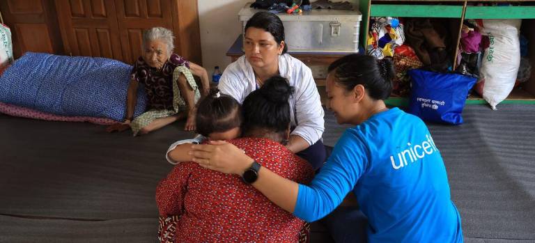 En el distrito de Nuwakot, afectado por las inundaciones en el centro-norte de Nepal, niños y cuidadores participan en una sesión de apoyo psicosocial y de salud mental con el apoyo de UNICEF.