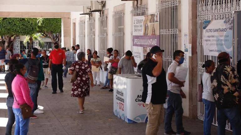 Personas desempleadas acuden por apoyos a Palacio Municipal de Mazatlán.