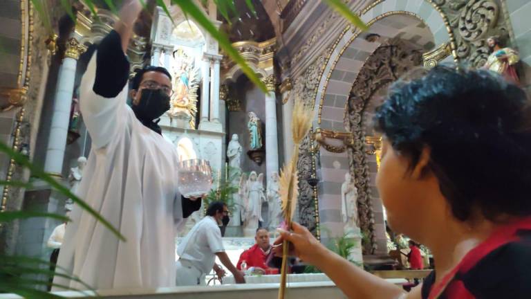 Obispo de Mazatlán llama, en Domingo de Ramos, a evitar excesos en Semana Santa
