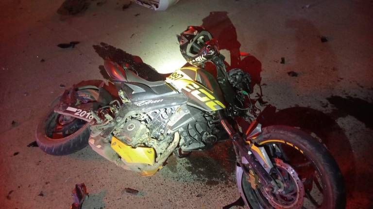El motociclista fue trasladado al hospital debido a sus lesiones.