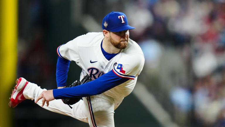 Montgomery regresa a Texas para reforzar la rotación.