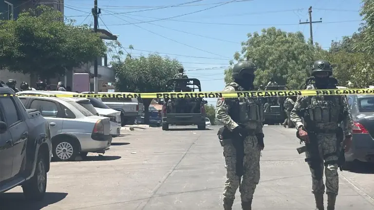 Corporaciones atienden el reporte de un hombre asesinado en la Colonia Libertad, en Culiacán, durante el sábado.