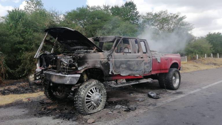 La unidad se quemó cuando circulaba por la autopista Benito Juárez, a la altura de Estación Retes en Mocorito.