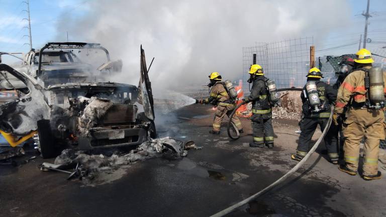 En Culiacán, una grúa fue interceptada por un grupo de hombres armados, que obligó a bajar al conductor e incendiaron los vehículos.
