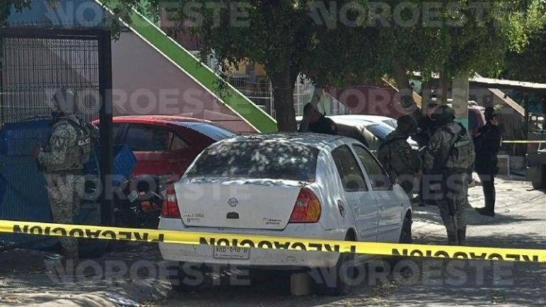 Autoridades resguardan la calle Privada de los Empaques tras el atentado contra un joven este martes.