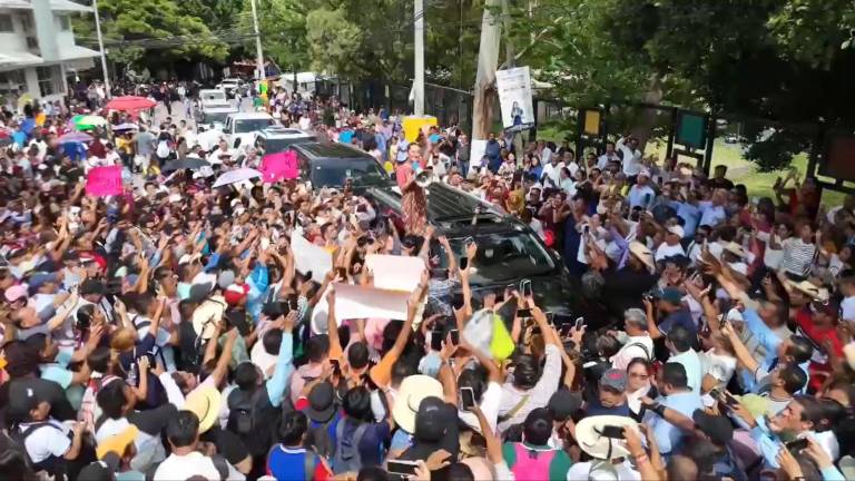 A su llegada, una camioneta de la CETEG le cerró el paso al vehículo en el que se trasladaba la mandataria para que los atendiera.