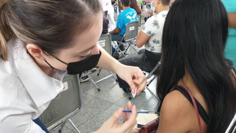 Los menores de 12 a 13 años recibirán el biológico Pfizer.