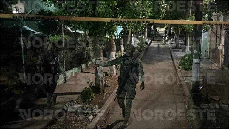 Elementos del Ejército vigilan la zona del Infonavit Barrancos donde un hombre fue asesinado.