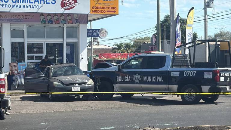 El impacto dejó a tres elementos lesionados y daños materiales en los vehículos.