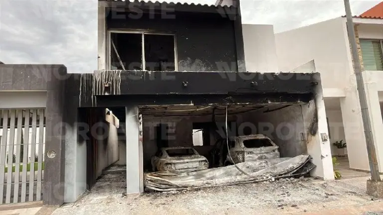 Vivienda de Portalegre dañada por disparos e incendio durante un nuevo ataque en Culiacán.