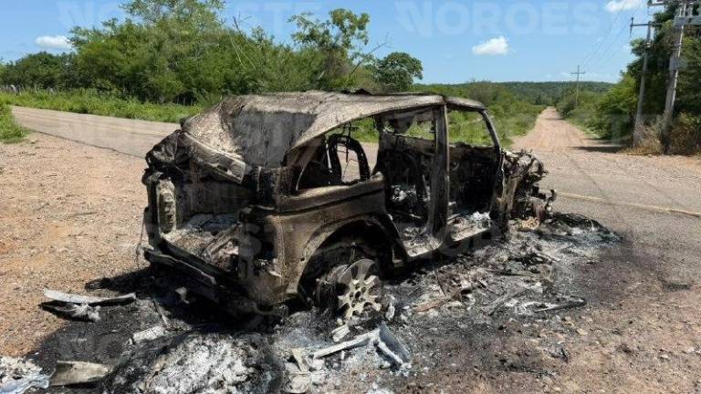 Un vehículo tipo Jeep terminó calcinado a la orilla de la brecha tras el ataque armado nocturno.
