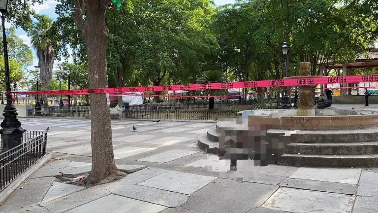 Paramédicos trasladaron de emergencia al hombre a un hospital local, donde es reportado en estado crítico.