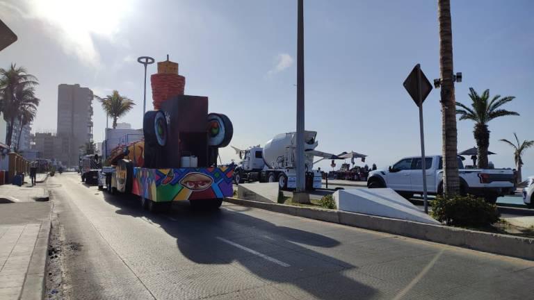 Carro alegórico en la Avenida del Mar.