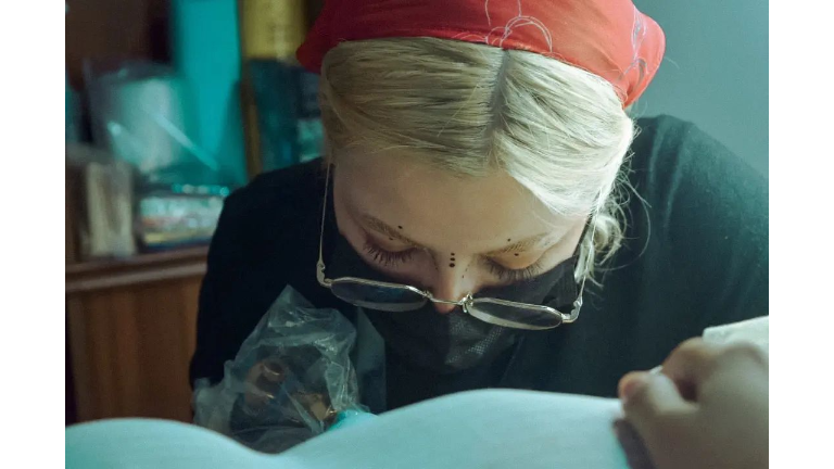 Sentimientos y emociones inundan los retratos de Yazmín, una joven tatuadora.