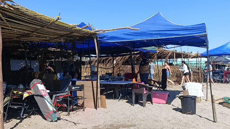 Cientos de familias ya se encuentran instaladas en la playa de Las Cabras.