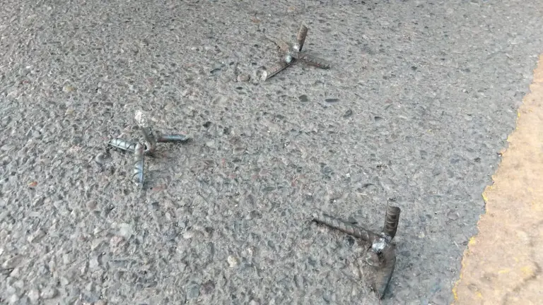 Los “ponchallantas” encontrados este sábado habrían dañado varios vehículos, sin que hasta el momento se sepa una cifra exacta.
