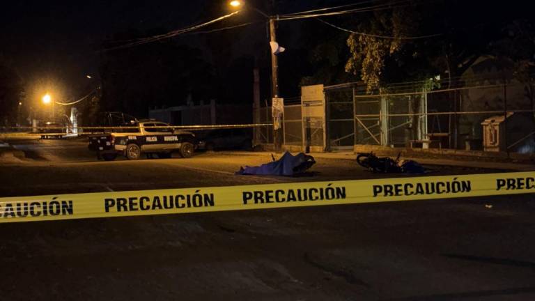 Elementos de la Policía y peritos de la Fiscalía resguardan la zona del triple homicidio en Laguna de San Pedro, Navolato.