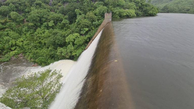 La presa se encuentra al 100 por ciento de su capacidad, vertiendo agua por la cortina y por el canal de riesgo