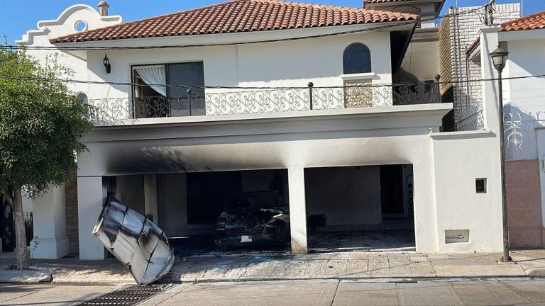 Una casa en Chapultepec fue vandalizada e incendiada; un Porsche quedó calcinado en la cochera.