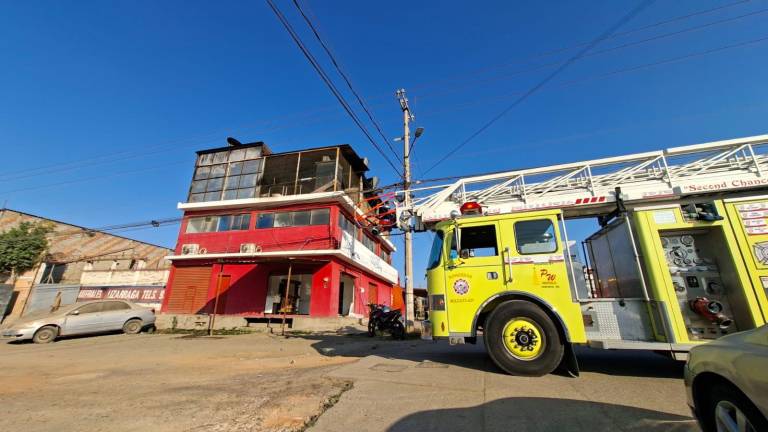Elementos de Bomberos Veteranos de Mazatlán sofocaron el incendio registrado en una carnicería de la colonia Valles del Ejido.