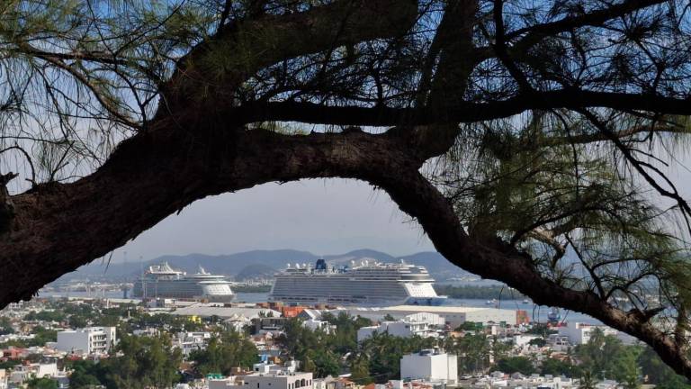 Mazatlán recibió este jueves dos cruceros turísticos.