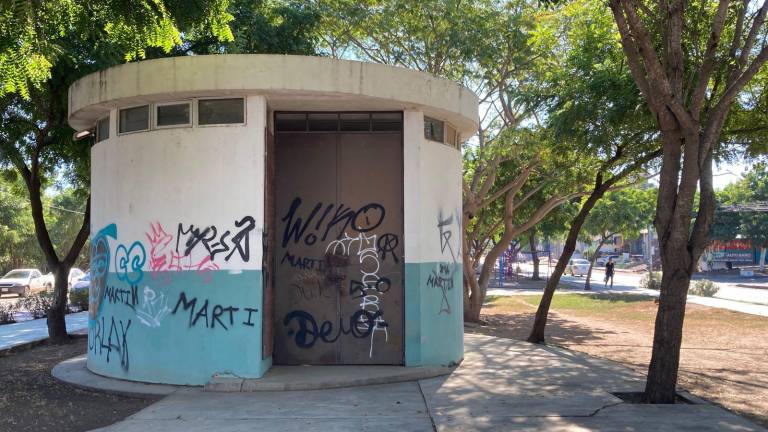 Edificios y estructuras del Parque Lineal muestran grafitis que deterioran la imagen del espacio recreativo.