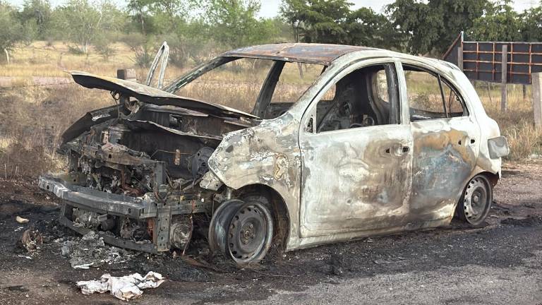 El vehículo se incendió sobre la carretera Culiacán-Navolato, donde autoridades auxiliaron al conductor.
