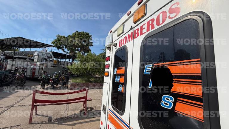 El cristal de una ambulancia de Bomberos Veteranos resultó dañado tras el ataque de un hombre registrado este jueves.