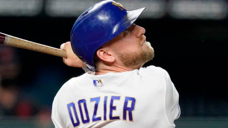 Hunter Dozier permanecerá cuatro temporadas más con los Reales de Kansas City.