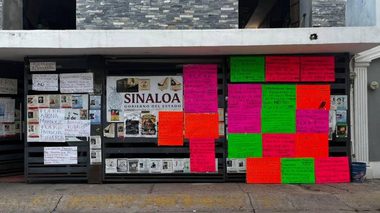 Integrantes de Por las Voces Sin Justicia precisaron que tras el inicio de la toma se quedarán frente a las instalaciones y no permitirán el ingreso este martes.