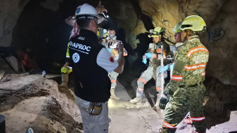 La Coordinación Nacional de Protección Civil informó que durante la madrugada se logró la extracción de partes de maquinaria en la mina Santa Fe de Rosario.