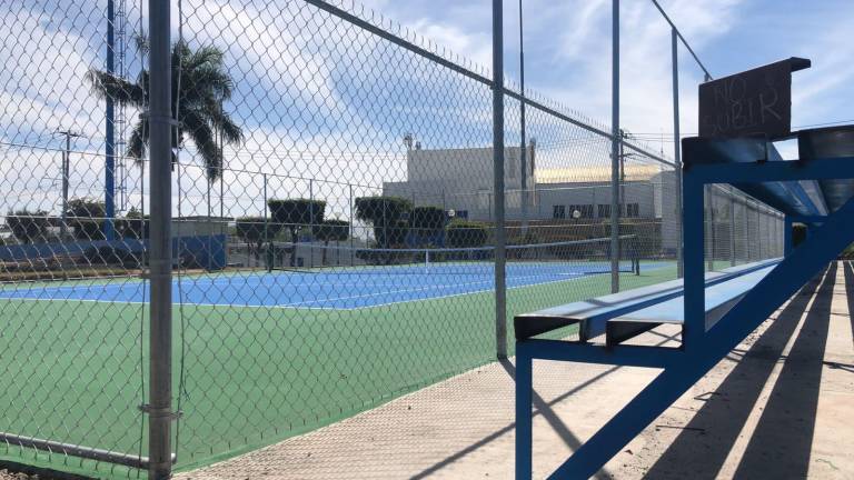 La cancha de tenis de la UAS ya quedó concluida en su remodelación.