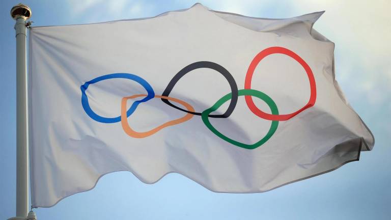 La bandera de los aros olímpicos.